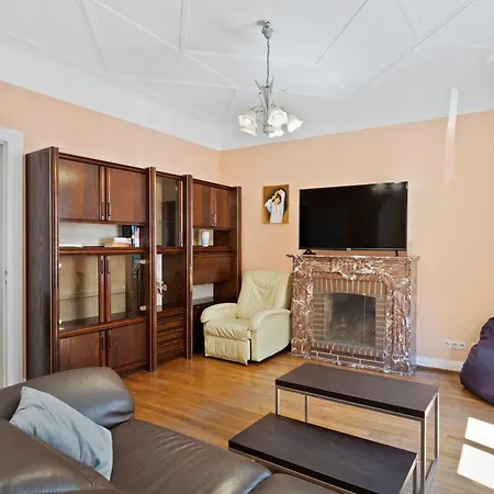 Cozy Townhome Near City Center Free Parking & Wi-fi *