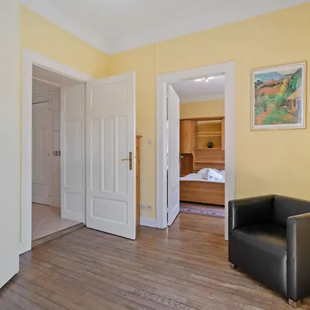 Cozy Townhome Near City Center Free Parking & Wi-fi *