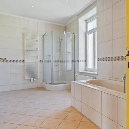 Cozy Townhome Near City Center Free Parking & Wi-fi