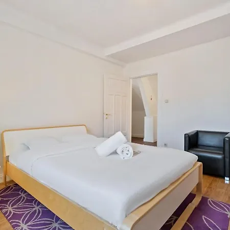 Cozy Townhome Near City Center Free Parking & Wi-fi Holiday home