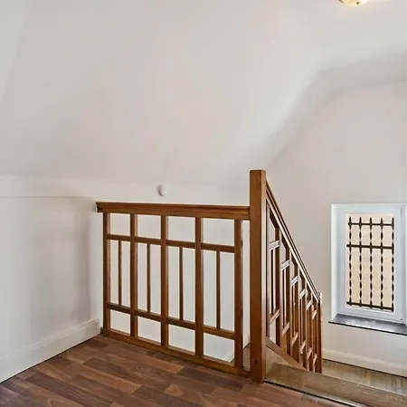 Cozy Townhome Near City Center Free Parking & Wi-fi