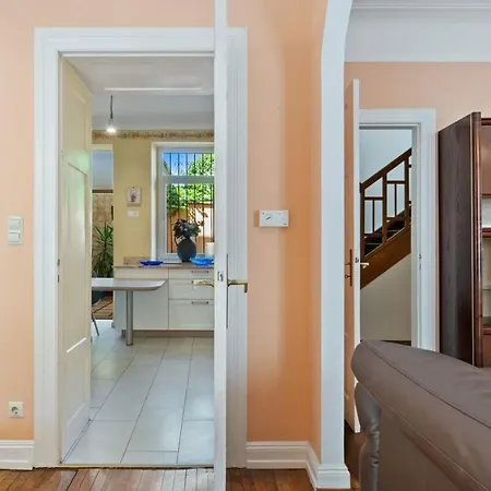 Cozy Townhome Near City Center Free Parking & Wi-fi Holiday home *