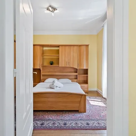 Cozy Townhome Near City Center Free Parking & Wi-fi