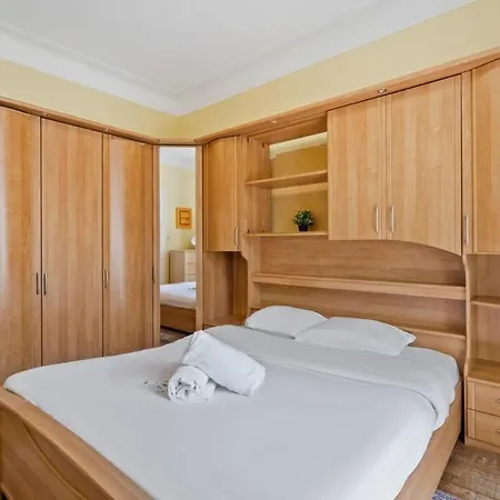 Cozy Townhome Near City Center Free Parking & Wi-fi Holiday home *