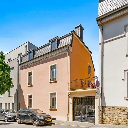 Cozy Townhome Near City Center Free Parking & Wi-fi Holiday home *