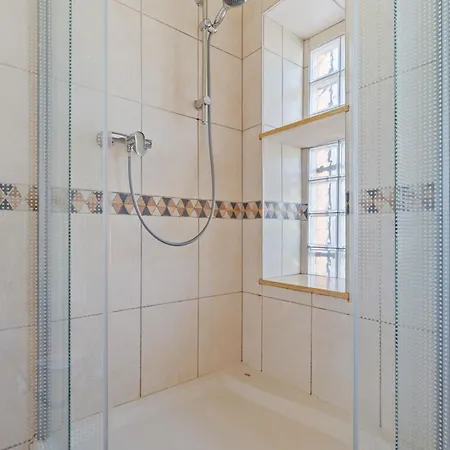 Cozy Townhome Near City Center Free Parking & Wi-fi Сasa de vacaciones