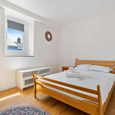 Сasa de vacaciones Cozy Townhome Near City Center Free Parking & Wi-fi *