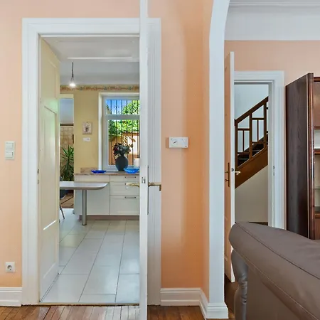 Сasa de vacaciones Cozy Townhome Near City Center Free Parking & Wi-fi *