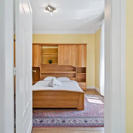 Cozy Townhome Near City Center Free Parking & Wi-fi * Luxemburgo