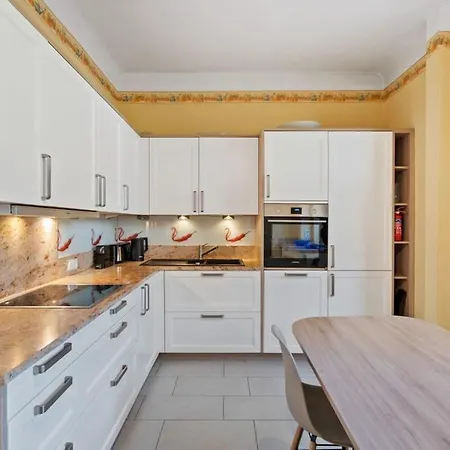 Cozy Townhome Near City Center Free Parking & Wi-fi *