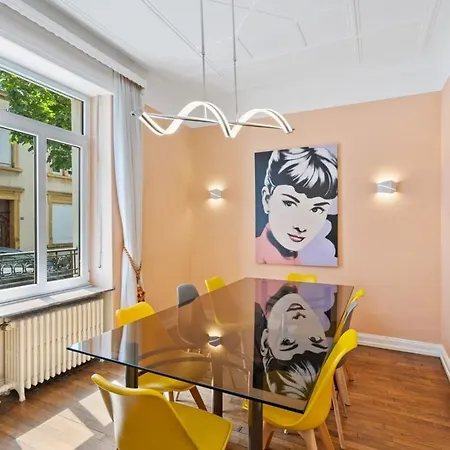 Сasa de vacaciones Cozy Townhome Near City Center Free Parking & Wi-fi *
